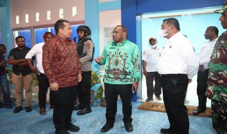 Pembentukan DOB Papua Pegunungan Pacu Kesejahteraan Masyarakat. Foto: Wamendagri saat meninjau Mal Wamena, Rabu (27/7/2022) malam. 