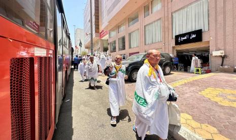 Pemberangkatan jamaah haji Indonesia ke Arafah dilakukan secara bertahap mulai hari ini, Senin (26/6).