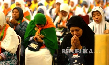  Calon jamaah haji kloter 1 asal Jakarta berdoa bersama sebelum pemberangkatan menuju tanah suci di Asrama Haji Pondok Gede, Jakarta, Selasa (9/8).