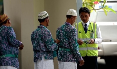 Pemberangkatan Kloter Terakhir. Jamaah Calon Haji Kloter 39 dari DKI Jakarta memasuki bus menuju Bandara Halim Perdanakusuma, Jakarta, Kamis (17/9).