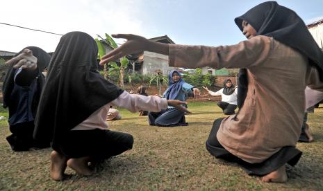 Pemberdayaan perempuan dalam aspek ekonomi dinilai akan memberikan dampak positif terhadap pola asuh anak. 