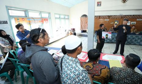 Pemberian bankeu dan hibah sosial secara simbolis di Balai Desa Sidorejo, Kecamatan Brangsong, Kabupaten Kendal, Jateng, Kamis (8/6/2023).