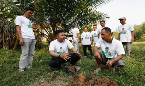 Pemberian bantuan bibit sawit di di Desa Jirak, Kecamatan Sungai Keruh, Kabupaten Musi Banyuasin, Sumatra Selatan.