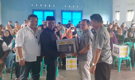 Pemberian bantuan ke Lansia di Kota Tasikmalaya oleh Koordinator Komunktas Andalan Dadan.