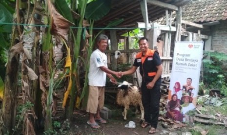 Pemberian bantuan modal usaha dari Rumah Zakat kepada Kelompok Ternak Kambing Amanah di Dusun Jetis, Desa Tirtomulyo, Kecamatan Kretek, Kabupaten Bantul, DIY, Kamis (4/4).