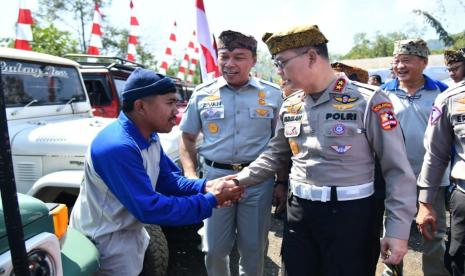 Pemberian bantuan oleh Korlantas Polri jelang HUT Lalu Lintas Bhayangkara ke-68