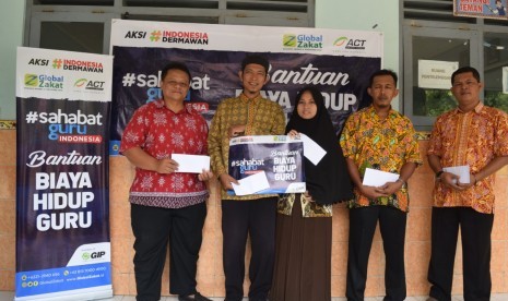   Pemberian bantuan program Sahabat Guru Indonesia dari Aksi Cepat Tanggap (ACT) DIY kepada guru-guru honorer di Kabupaten Gunungkidul, Jumat (10/1).