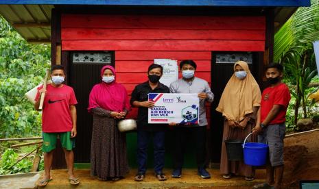 Pemberian bantuan sarana air bersih dan MCK bagi penyintas gempa Mamuju