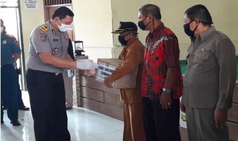 pemberian bantuan sembako pada veteran operasi seroja