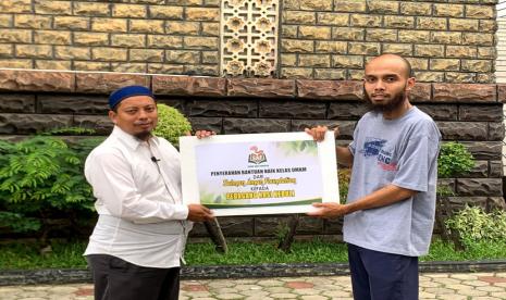 Pemberian bantuan untuk UMKM dari Salman Aman Foundation. Bantuan diberikan  dalam program Naik Kelas UMKM.