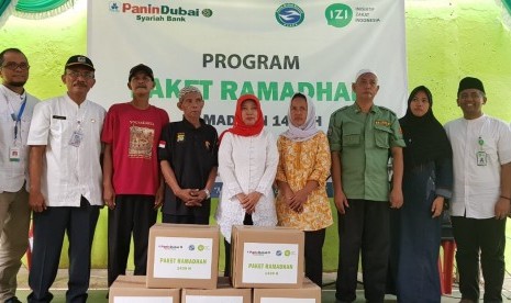 Pemberian bantuan untuk warga dari IZI dan PDSB.