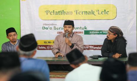 Pemberian edukasi mengenai budi daya ikan lele di Pondok Pesantren Roudlotul Ulum Jatigepluk, Desa Kedunglurah, Kecamatan Pogalan, Kabupaten Trenggalek, Jawa Timur. 