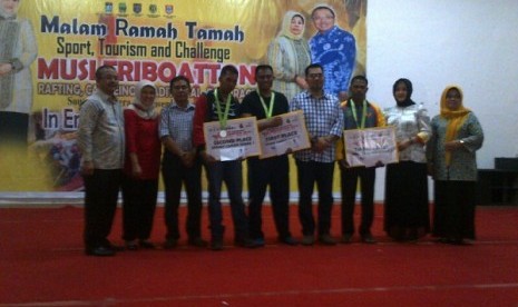 Pemberian hadiah kepada pemenang di ajang Musi Triboatton 2014