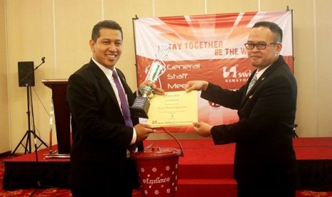 Pemberian hadiah pada perayaan 17 Agustus di Hotel Swiss Bellinn Kemayoran