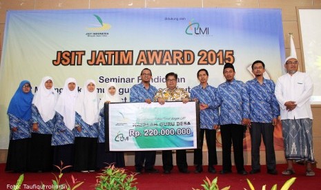 Pemberian 'JSIT Jatim Award' di Surabaya pada Ahad (6/12).