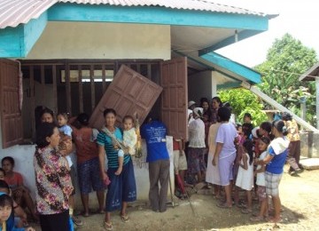 Pemberian layanan kesehatan di sebuah balai desa di Silaoinan.