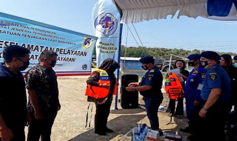 Hubla Bagi 100 Unit Leat Jaket ke Nelayan Indramayu