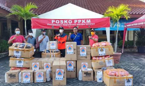 Pemberian Masker di Posko PPKM Kecamatan Kepulauan Seribu Selatan, Minggu (25/7). Total 80.000 masker dan 80 jeriken handsanitizer didistribusikan untuk 8 kelurahan di Kabupaten Kepulauan Seribu.