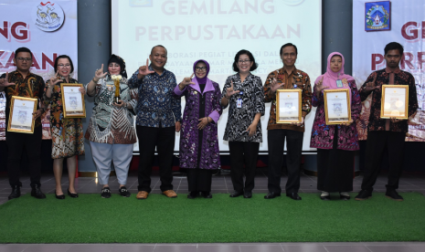 Pemberian penghargaan Anugerah Pustaka Sembada 2019 kepada lima  pegiat literasi di Kabupaten Sleman di sela-sela Gemilang Perpustakaan 2019  di Aula Monjali, Kamis (22/8). 