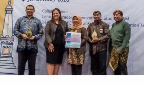 Pemberian penghargaan Cisco Indonesia Networking Academy Conference 2018 kepada CNA Universitas Amikom Yogyakarta di University Club. 