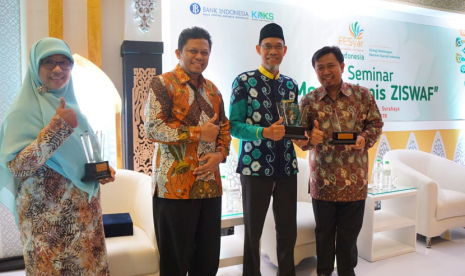 Pemberian penghargaan diberikan langsung oleh Harmanta, Deputi Kepala Perwakilan BI Provinsi Jatim kepada Mei Sri Widuri selaku Branch Manager Rumah Zakat Cabang Solo pada acara Festival Ekonomi Syariah 2019 di Grand City Convention & Exhibition Surabaya.