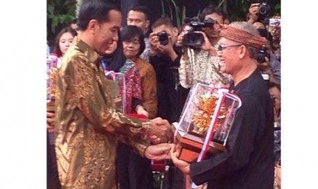 Pemberian penghargaan dilakukan langsung Presiden Jokowi.