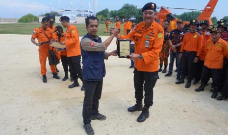 Pemberian penghargaan kepada Jabar Quick Response diberikan langsung oleh Direktur Bina Potensi Basarnas Hernanto yang langsung diterima oleh Koordinator Disaster Unit Jabar Quick Response Syehabudin. 