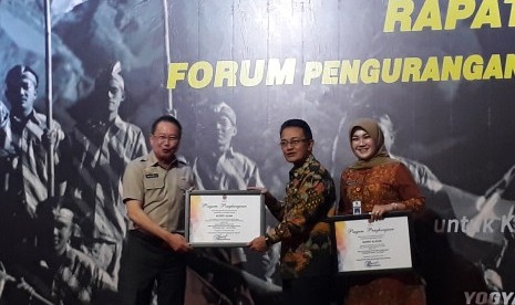 Pemberian penghargaan kepada kepala daerah pada Rapat Koordinasi (Rakor) Forum Pengurangan Risiko Bencana 2018. 