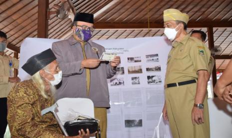 Pemberian penghargaan kepada kolektor foto sejarah Banyumas.