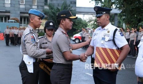 Head of the regional police, Inspector-General of Police Idham Azis, rewarded three security guards who helped reveal a network of 'skimmers', on Wednesday (April 4).