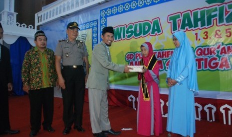 Pemberian penghargaan oleh Muhamad Sarifudin, selaku Ketua Yayasan Annida kepada Annisa Zahwa Atthiya Syakieb, wisudawan terbaik dalam acara Wisuda Tahfizh dari SD Plus Tahfizhul Qur’an Annida (Foto: Istimewa)