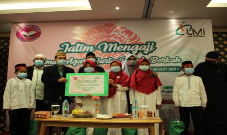 Pemberian penghargaan para Hafiz Quran oleh LMI dan Majelis Taklim Arafah Sidoarjo.