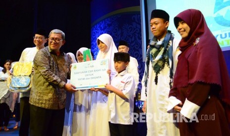 Pemberian santunan CSR Bank BJB untuk 1500 Yatim dan Dhuafa secara simbolis oleh Dirut Bank BJB Ahmad Irfan (kiri) dan Gubernur Jabar Ahmad Heryawan pada acara rangkaian HUT ke-56 Bank BJB 