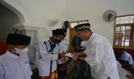 Pemberian santunan kepada 75 anak yatim yang berada di Ponpok Pesantren (Ponpes) Raudlatut Muta’alimin – Darul Falah di Blok Kepolo Desa Singaraja Kecamatan Indramayu, Kabupaten Indramayu.