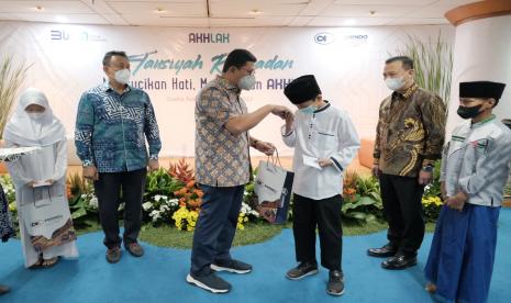 Pemberian santunan kepada Anak Yatim dalam kegiatan Safari Ramadhan Askrindo.