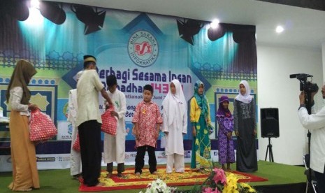 Pemberian santunan kepada anak yatim dari  tujuh  panti asuhan di kota Pontianak, Sabtu (25/6/2016).