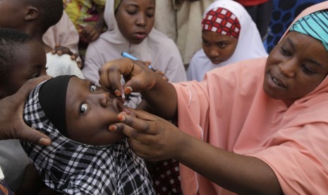 Pemberian vaksin polio di Nigeria.