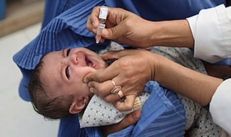 Pemberian vaksin polio pada anak