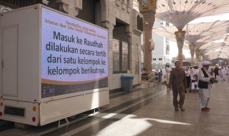 Pemberitahuan mengenai aturan memasuki Raudhah dalam bahasa Indonesia bagi jamaah perempuan dipasang di layar LCD di halaman Masjid Nabawi, Rabu (26/9).