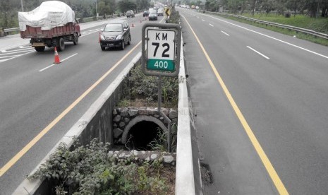 Pemberlakuan kontraflow, akibat ruas jalan yang amblas di jalan tol Cipularang, Ahad (26/1). (Republika/Yogi Ardhi)