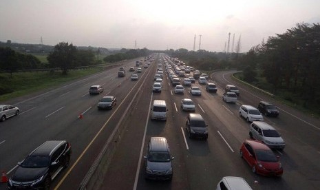 Rekayasa Lalu Lintas menggunakan sistem contra flow di Tol Cikampek, Kamis (7/7).