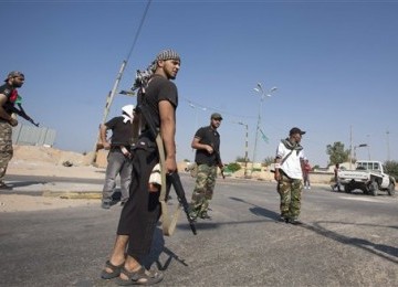 Pemberontak Libya melakukan patroli di  Zawiya pada Sabtu (20/8).