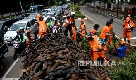 Pembersihan Saluran Air. Satuan Petugas Kebersihan Sudin Tata Air mengangkat limbah kabel dari saluran air di Jalan Merdeka Selatan, Jakarta Pusat, Rabu (2/3).