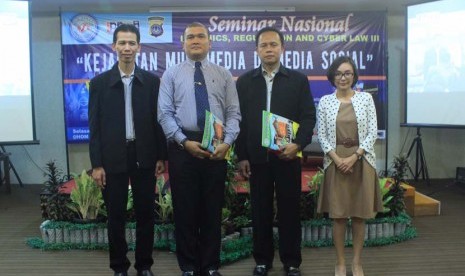 Pembicara seminar cyber law yang diadakan AMIK BSI Yogyakarta di Yoyakarta, Selasa (17/11).