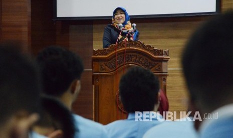 Pembicara utama Guru Besar Fakultas Ilmu Komunikasi, Prof Atie Rachmiatie menyampaikan paparannya pada acara Seminar Penelitian Nasional Sivitas Akademika Universitas Islam Bandung (Spesia Unisba) 2020, di Aula Unisba, Jalan Tamansari, Kota Bandung, Kamis (30/1).