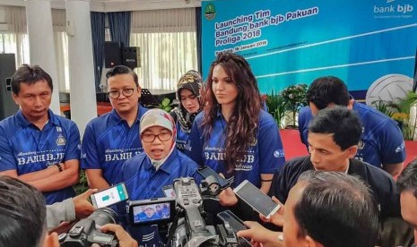 Pembina Bandung bank bjb Pakuan Netty Prasetiyani Heryawan menjawab pertanyaan wartawan terkait prestasi timnya pasa seri I Proliga 2018, belum lama ini.