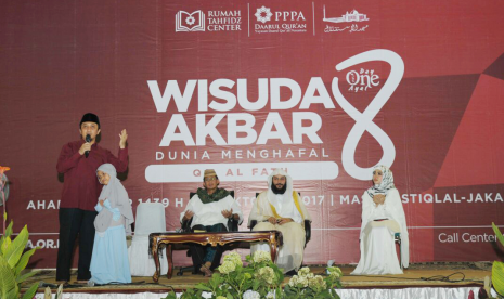 Pembina Daarul Qur'an memberi sambutan dalam Wisuda Akbar 8 hafalan surat Al Fath.