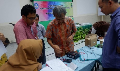 Pembina Olimpiade Sains Nasional (OSN) bidang Fisika tingkat nasional, Dr Syamsu Rosid sedang menjelaskan bagaimana mengukur komponen elektronik di dalam rangkaian elektronik yang disimpan di dalam black box di Bekasi Jawa Barat.