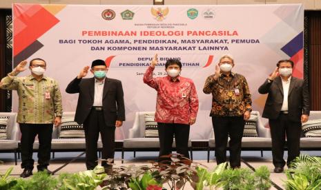 Pembinaan Ideologi Pancasila adalah jawaban berbagai tantangan mulai globalisasi, hingga pandemi Covid-19. Caranya dengan kerja keras dan gotong rotong dari masyarakat Pancasilais.