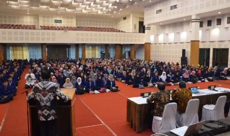 Pembinaan soft skills yang digelar Universitas Negeri Yogyakarta (UNY) di Auditorium UNY.  Kali ini, pembinaan diberikan kepada mahasiswa-mahasiswa baru dari jalur SNMPTN.